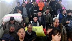 中國春運30億人次出行　添武漢肺炎傳播風險中國春運10日啟動，估計期間全國旅客發送量將達30億人次。美國醫學專家說，春運將增加武漢肺炎病毒在人群中的傳播。圖為9日旅客在福州火車站下車出站。（中新社提供）　中央社記者周慧盈北京傳真　109年1月10日