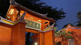 台南舊城區光環境改造計畫台南市文化資產管理處執行光環境改造計畫，以中西區南門路上的全台首學台南孔廟為中心，向四周古蹟景點延伸，在這些建築設置燈光設備，入夜前打光照明。（台南市文資處提供）中央社記者張榮祥台南傳真  109年1月10日