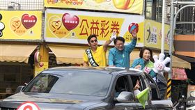 選前一天　潘孟安陪同鍾佳濱車隊掃街選前一天，屏東縣長潘孟安（中）、民進黨立委周春米（右）10日陪同民進黨屏東縣第1選區立委候選人鍾佳濱（左）車隊掃街拜票，全力衝刺選情。（鍾佳濱競選服務處提供）中央社記者郭芷瑄傳真　109年1月10日