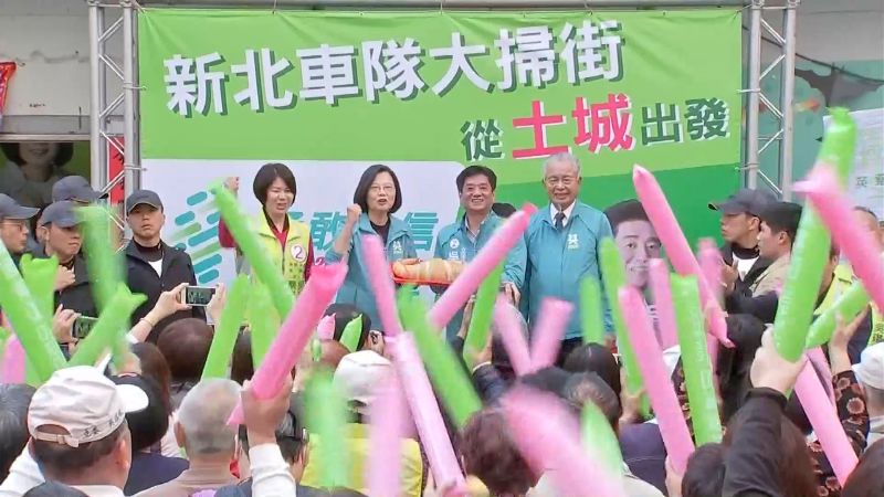 小英回防新北車隊掃街　群眾夾道歡迎