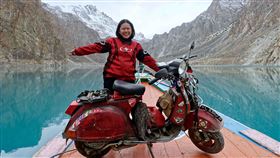 新加坡機車達人騎行歐洲 途經巴基斯坦自拍新加坡機車達人黃慧琳（Juvena Huang）勇敢築夢，計劃今年3月以兩週時間騎機車遊台灣，圖為黃慧琳昔日騎機車赴捷克，途經巴基斯坦自拍。（黃慧琳提供）中央社記者黃自強新加坡傳真  109年1月10日