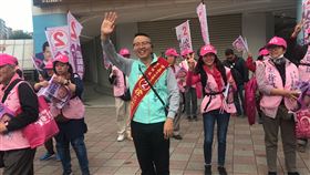 民眾黨不分區立委候選人徐立信一早拜票時，嗆對手無黨籍候選人林昶佐，誰的看板多就退選！林昶佐則回應，他的看板是里長熱情提供的。（圖／翻攝畫面）