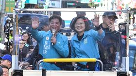 蔡總統陪同吳琪銘掃街總統蔡英文（前右）10日陪同立委候選人吳琪銘（前左）前往土城選區掃街，向民眾熱情揮手，籲請支持。中央社記者林俊耀攝  109年1月10日