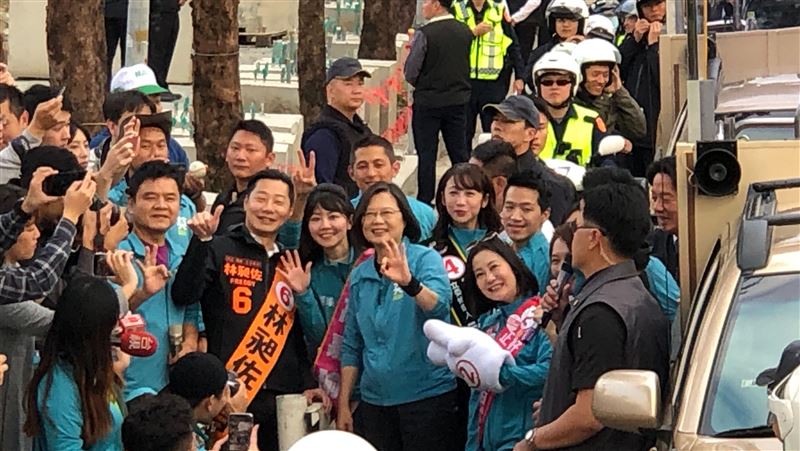 最後一哩路！小英帶台灣隊出發掃街…
