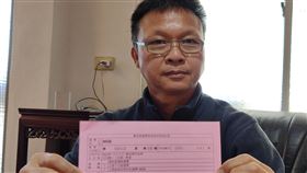 開心收選舉通知　在台港人阿康：一定去投票來自香港的胡梓康「阿康」108年7月底取得台灣身分，日前收到2020選舉投票通知單，雖只有區域立委和不分區立委選舉有選舉權，但他表示，「國會過半也很重要，我一定去投票」。中央社記者盧太城台東攝　109年1月10日