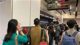 台北車站10日返鄉投票人潮。（圖／記者馮珮汶攝）