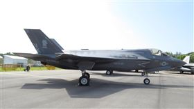 美批准軍售新加坡12架F-35B美國國防安全合作署（DSCA）10日表示，美國國務院已批准出售新加坡多達12架F-35B戰機及相關設備，估計價格達27.5億美元（約新台幣824億），軍售正待國會通過。圖為2018年新加坡航展上的美軍F-35B。中央社記者陳亦偉攝  109年1月10日