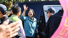 蔡總統與民眾揮手致意總統蔡英文（中）10日陪同立委候選人張宏陸前往板橋選區掃街，離開前與民眾熱情揮手。中央社記者林俊耀攝  109年1月10日