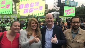 前美國副總統錢尼的副國安顧問葉望輝參加總統蔡英文的凱道選前之夜。（圖／記者黎冠志攝）