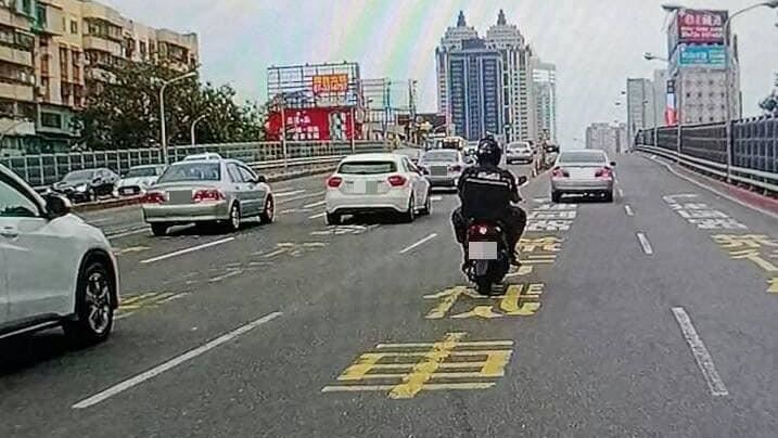白牌騎快車道掀網論戰　結果獲不起訴