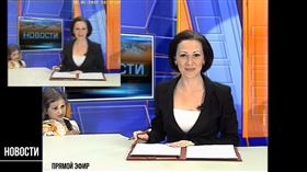 主播在播報時總給人專業的形象，即使遇到突發狀況，也需冷靜以對。近日一段2012年的俄羅斯電視台畫面在網路間被瘋傳、引起熱議，因一名女主播播報到一半時，女兒突亂入主播台，遞上手機；主播為保持專業，幾度明示加暗示要女兒先離開，但女兒卻堅持要媽媽看手機，逗趣的畫面已吸引數萬名網友朝聖。（圖／翻攝自YouTube）