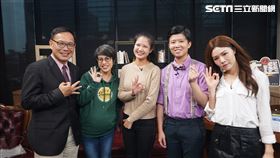 汪潔民笑談政治綜藝化。
左起：汪潔民、李晏榕及林亮君，參與網路節目錄影。