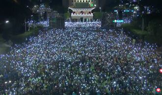 凱道造勢人潮塞爆　壯觀燈海美哭英粉