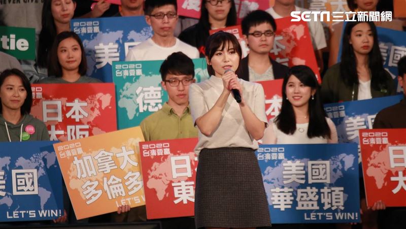 急奔回台挺英　正妹畫家淚灑舞台拉票