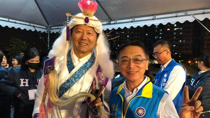 現身選前之夜！謝龍介神還原素還真