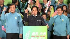 １／１０選前之夜，台中造勢晚會，賴清德、蘇嘉全、林佳龍共同點亮天燈，與大家信心喊話。（圖／翻攝自民主進步臉書直播影片）