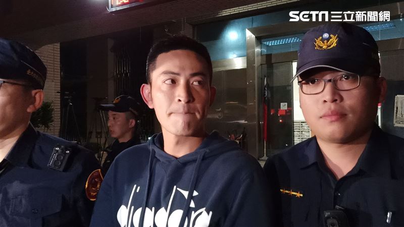 暴怒推倒警　趙駿亞移送低頭不發一語