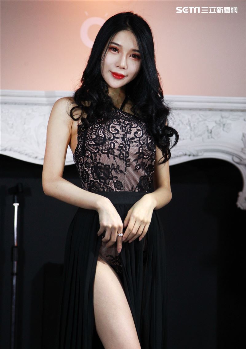 表特版女神沈琪琪77拍攝「2020女神回歸年曆」。（記者邱榮吉/攝影）