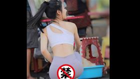 運動褲,蜜臀,美尻,緊身,長髮正妹,馬尾妹,街拍,蹲下