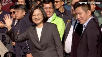 蔡英文現身　優雅揮手呼籲「來投票」