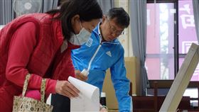 柯文哲投票第15任總統副總統及第10屆立法委員選舉11日舉行，台北市長柯文哲（藍衣者）11日上午前往投票所投票。中央社記者梁珮綺攝　109年1月11日