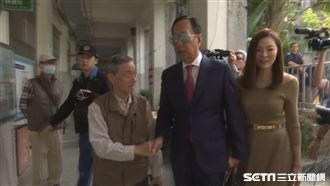 郭台銘偕妻投票　「政黨票找半天」