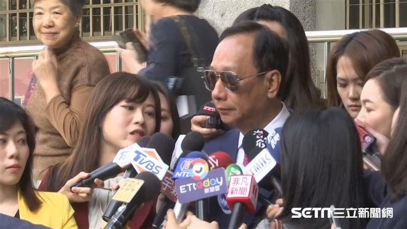 嗆郭台銘「垃圾」　前鴻海職員遭起訴