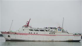 機位吃緊  金門民眾搭快輪返鄉投票由於遠航停航，台灣本島－金門機位一票難求。在交通部港務局安排下，啟動合富快輪，10日晚間搭載211名乘客，11日上午8時11分到達料羅碼頭。中央社記者黃慧敏攝  109年1月11日