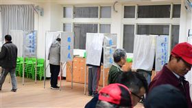 馬祖投票上午無重大違規（1）2020總統及立委選舉11日投票，馬祖共設10處投開票所，上午8時開始，各投開票所陸續有鄉親前往投票，未出現重大違規，秩序良好。（連江縣選舉委員會提供）中央社　109年1月11日