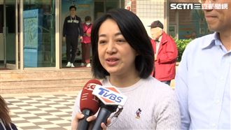 小燈泡媽全家出動　攜2兒現身投票所