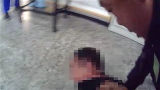 畫面曝光！走錯投票所　男罵警遭壓制