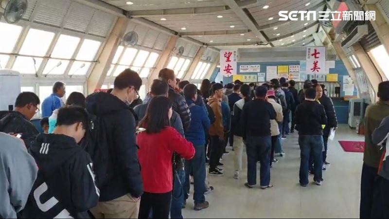 澎湖加開船班！碼頭排隊人潮一早湧現