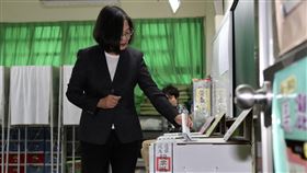 蔡總統投票（1）第15任總統副總統及第10屆立法委員選舉11日舉行，總統蔡英文（圖）一早就前往新北市的投票所投票，圖為蔡總統將白色的政黨票投入票匭。中央社記者張皓安攝  109年1月11日