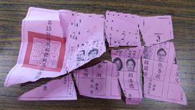 大選投票傳違規　台南婦涉撕毀選票第15任總統副總統暨第10屆立法委員選舉11日下午4時截止投票，各地票所投票過程大致順利，但仍有部分違規狀況傳出，台南市柳營區一名女子疑因總統選票圈選錯誤，將選票撕毀，被警方帶回偵訊。（翻攝畫面）中央社記者楊思瑞台南傳真  109年1月11日