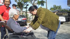 嘉義縣108歲人瑞投票　張花冠致意嘉義縣最長壽的108歲人瑞許邱首（前左）11日在家人陪同下，完成總統、立委選舉投票，前嘉義縣長張花冠（前右）見到許邱首特地上前打招呼。中央社記者蔡智明攝　109年1月11日