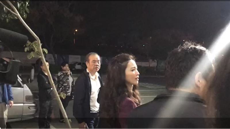 顏寬恒敗選　太太不捨淚灑競選總部