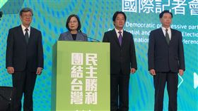蔡總統宣布勝選　國際記者會談執政願景（1）2020總統大選結果幾乎篤定，由民進黨總統候選人蔡英文（左2）以超過800萬高票成功連任，晚間9時蔡總統率現任副總統陳建仁（左）、黨籍副總統候選人賴清德（右2）等人舉行國際記者會，發表未來執政願景。中央社記者吳家昇攝  109年1月11日