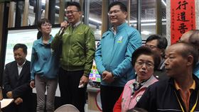 莊競程自行宣布當選　哽咽謝支持第10屆立法委員選舉，民進黨台中市第5選區立委候選人莊競程（左3）11日晚間由交通部長林佳龍（左4）陪同出面，自行宣布當選，莊競程致詞時忍不住哽咽，感謝鄉親支持力挺，讓藍天成功變綠地。中央社記者郝雪卿攝   109年1月11日