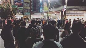 資深鄉民「小商人」11日在臉書專頁發出祭品文，指出只要陳明文贏、林國慶落選，結果確定後「就在嘉義發雞排」，而且沒有上限。隨著大選結果塵埃落定，小商人也兌現承諾發放雞排；接著約晚間9時許，驚人的朝聖人潮曝光後，讓小商人再度喊出「加碼」，大方回饋嘉義人。（圖／翻攝自小商人臉書）