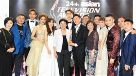 奪亞洲電視獎視帝 謝祖武：我只是比較幸運藝人謝祖武（右前5）11日晚上奪下第24屆亞洲電視大獎最佳男主角獎，與中華民國駐菲代表處官員和與會的兩岸演員及被提名人合影。中央社記者陳妍君馬尼拉攝 109年1月12日