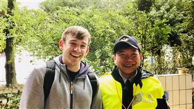 美學者：開票像是用生命守護民主研究台灣的美國學者祁凱立（Kharis Templeman）這次大選期間在台觀選，以唱票、開票的過程讓他感動，形容是「台灣人民用生命在守護民主」。圖為祁凱立在新北市一處投開票所與警察合照。（祁凱立提供）中央社記者周世惠舊金山傳真 109年1月12日