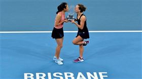 ▲謝淑薇與史翠可娃拿下布里斯本網賽女雙冠軍。（圖／翻攝自謝淑薇臉書）