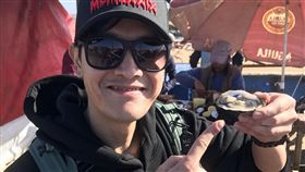 張勛傑身為八大「世界第一等」主持人，日前飛往北非摩洛哥介紹當地特有景點，而有海鮮天堂美譽的索維拉街上充斥各式海鮮攤販，張勛傑發現當地一顆生蠔換算台幣竟只要18元！「從來沒吃過台幣只要18塊的生蠔，我現在就要吃光整個攤位啦。」圖／八大提供