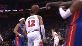 Drummond用球直扔對手後腦杓。（圖／翻攝自YouTube）