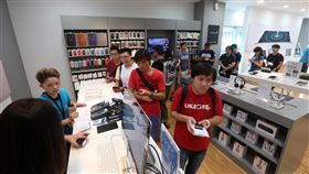 德誼數位iPhone8購機人潮電信業者22日開賣iPhone 8系列新機，各家電信都出現購機人潮，蘋果經銷商德誼數位也有許多民眾前來購新機。中央社記者吳家昇攝  106年9月22日