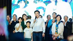 民進黨高雄市立委趙天麟在太太、兒子的陪同下，上台自行宣布當選。（圖／翻攝自趙天麟臉書粉絲專頁）