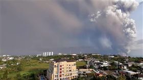 菲律賓塔爾火山噴發1公里高 恐爆發當局籲撤離位於菲律賓呂宋島中南部八打雁省的塔爾火山12日下午蒸汽噴發1公里高的羽流，當局已升高警戒層級到第3級，呼籲周邊民眾展開預防性撤離。（旅菲台商Aileen Lin提供）中央社記者陳妍君傳真 109年1月12日