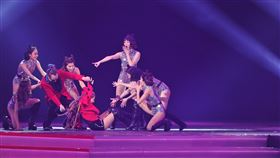 王彩樺,2020超級巨星紅白藝能大賞,康康,舞台,表演,跌倒,重摔。圖／台視提供