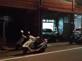 桃園楊梅一林姓男子因為沒帶鑰匙，爬貨車、遮雨棚進屋內，要幫等在屋外的爸媽開門，卻被發現陳屍客廳。（圖／翻攝畫面）