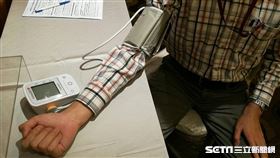 醫師劉秉彥提醒，民眾平日在家量血壓應遵守「722」原則。（圖／記者楊晴雯攝）